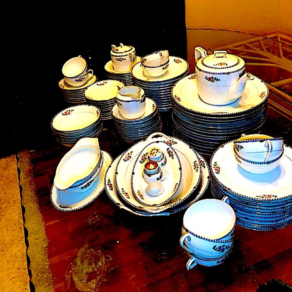 1921 VINTAGE NORATAKE. Sheridan. Excellent condition 103 piece set